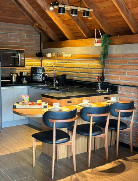 Cozinha completa em madeira e tijolo aparente
