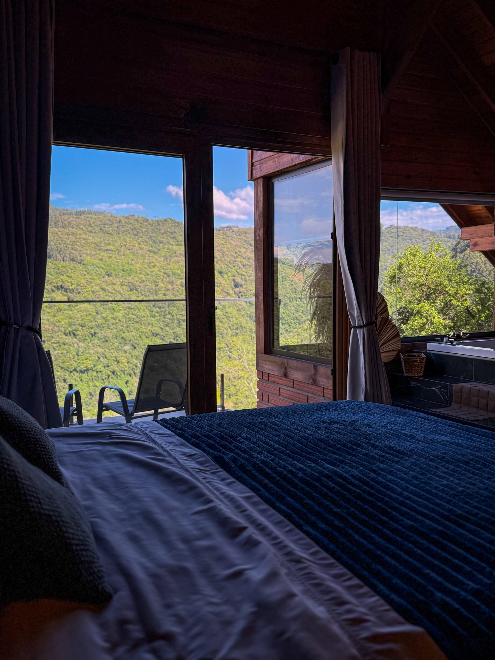 Interior da Cabana Miragem com vista para o vale em Gramado